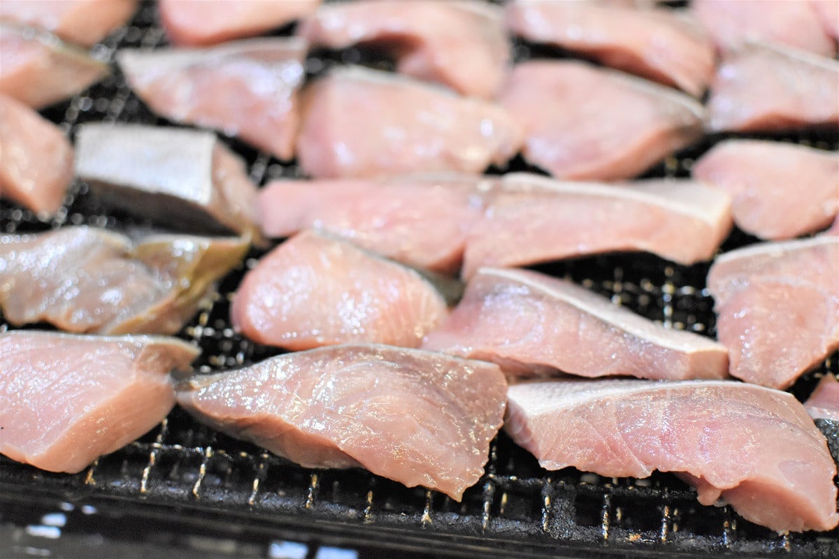 例）新鮮な“ぶり”を厚切りに