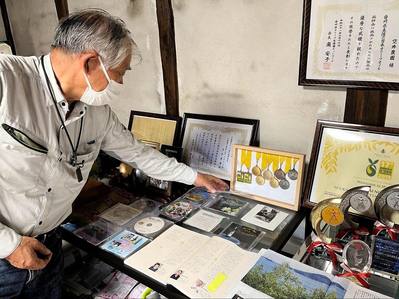 数々の賞状やメダルに囲まれる和夫さん