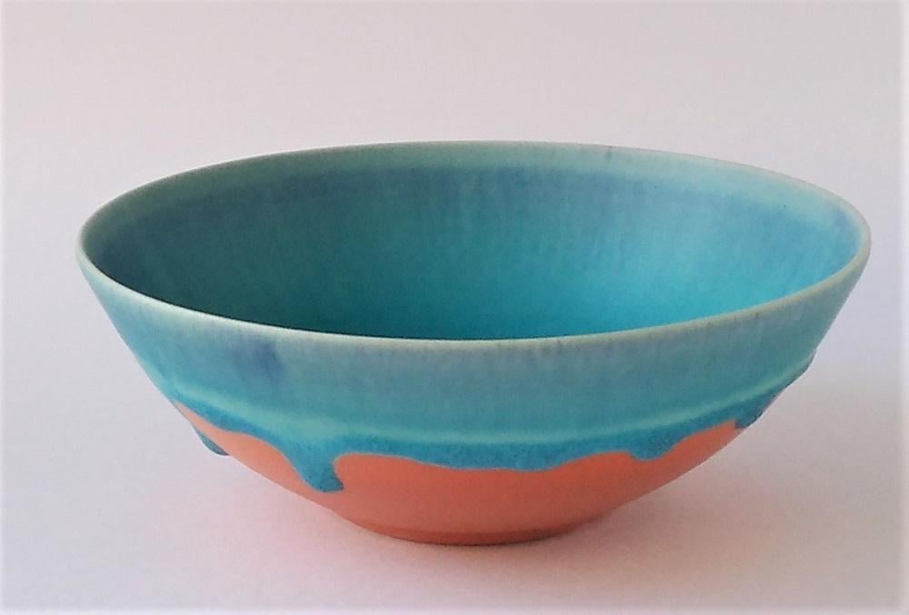 生地の緋色（オレンジ色）に流れる青い釉薬のコントラストも美しい