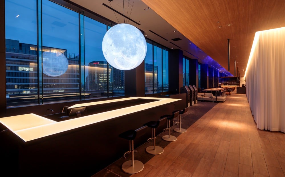 「月」と音、光、映像が織りなす「動」のロビー