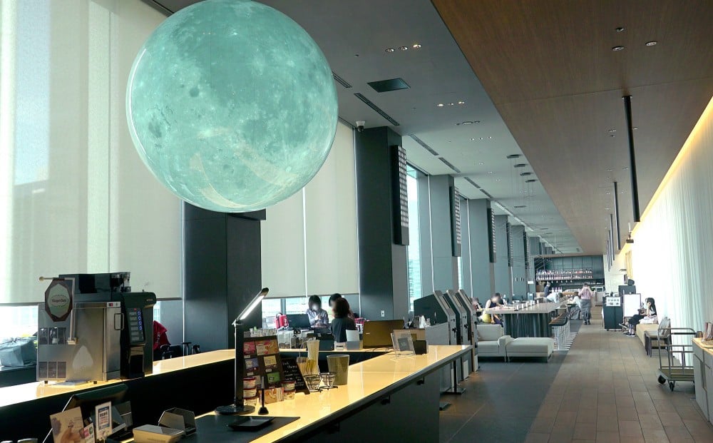 ホテルのシンボル、巨大な「月」のオブジェ