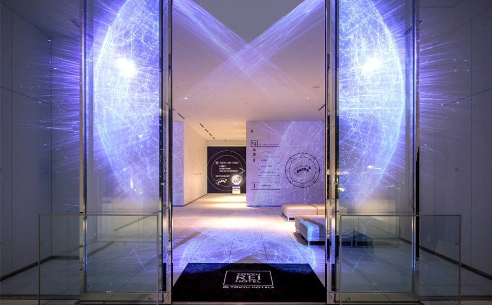 夕方から始まるエントランスのプロジェクションマッピング