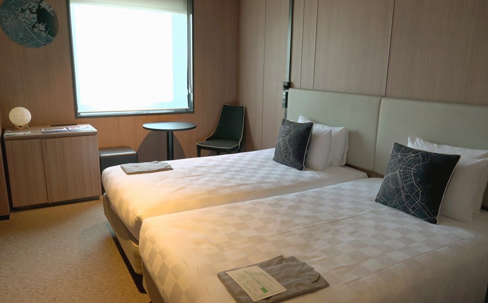 アースカラーで統一した落ち着く空間の客室