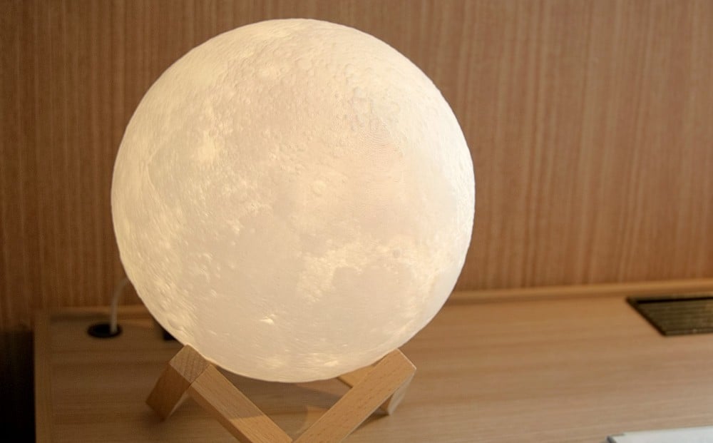 やわらかな光で空間を包みこむ「月」の照明