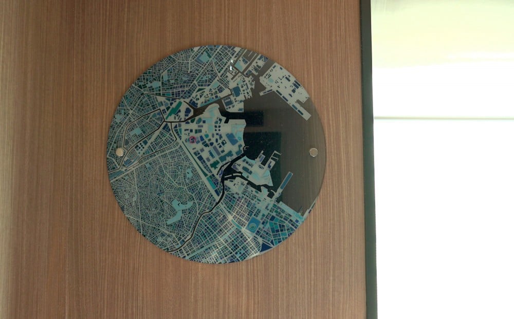 壁のオブジェに描かれたみなとみらいのMAPと隠れ文字