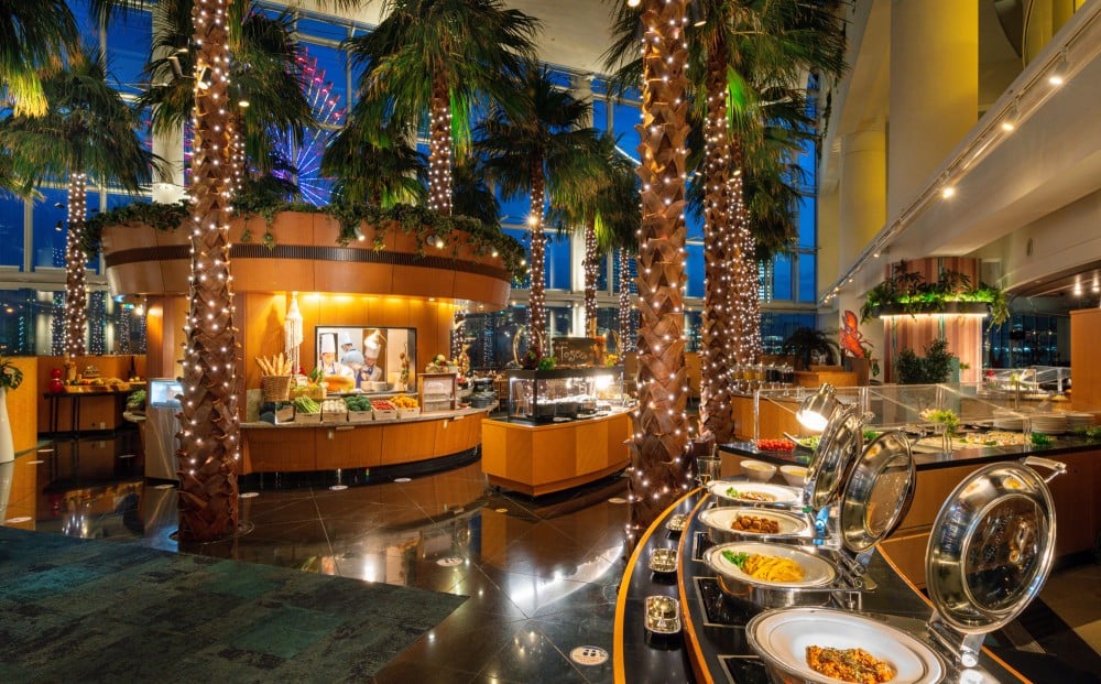 南国ムード満点の開放的なオールデイダイニング「カフェ トスカ」