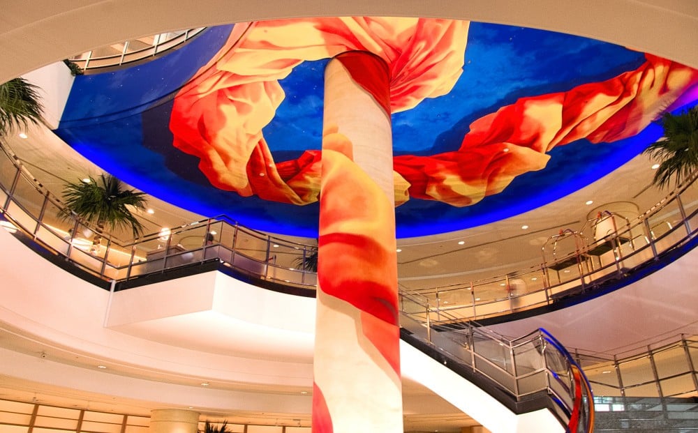 ゲストが最初に目にする印象的なロビーのペイント