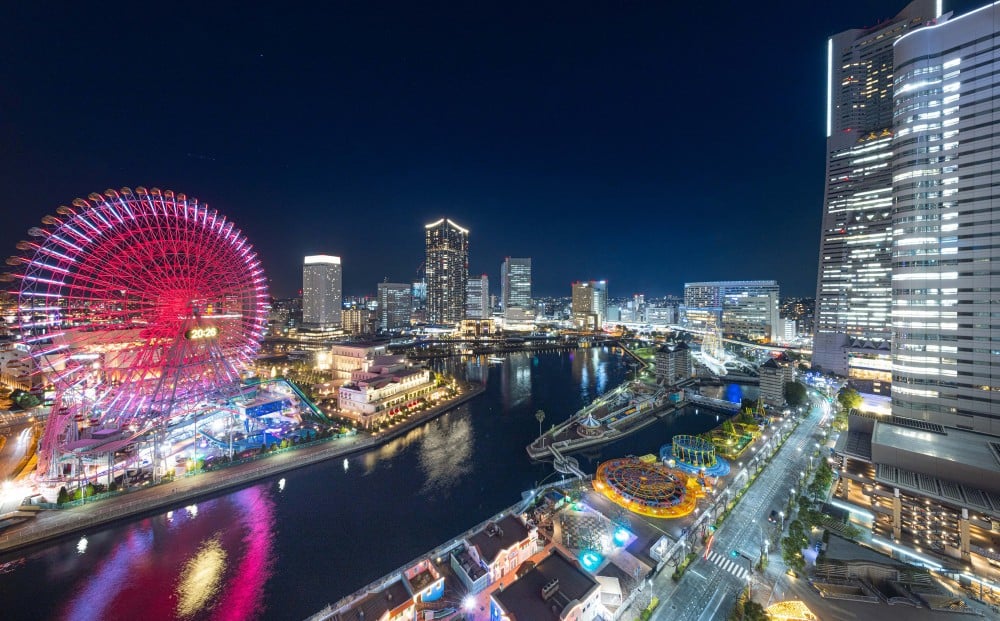 バルコニーから眺めるみなとみらいの夜景