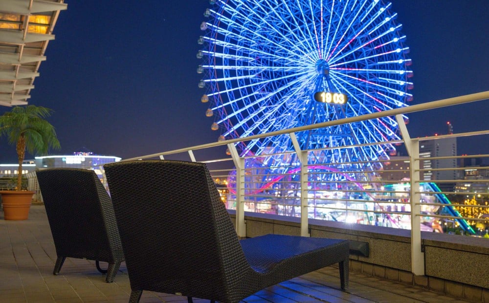 プールエリアのテラスから眺めるみなとみらいの夜景