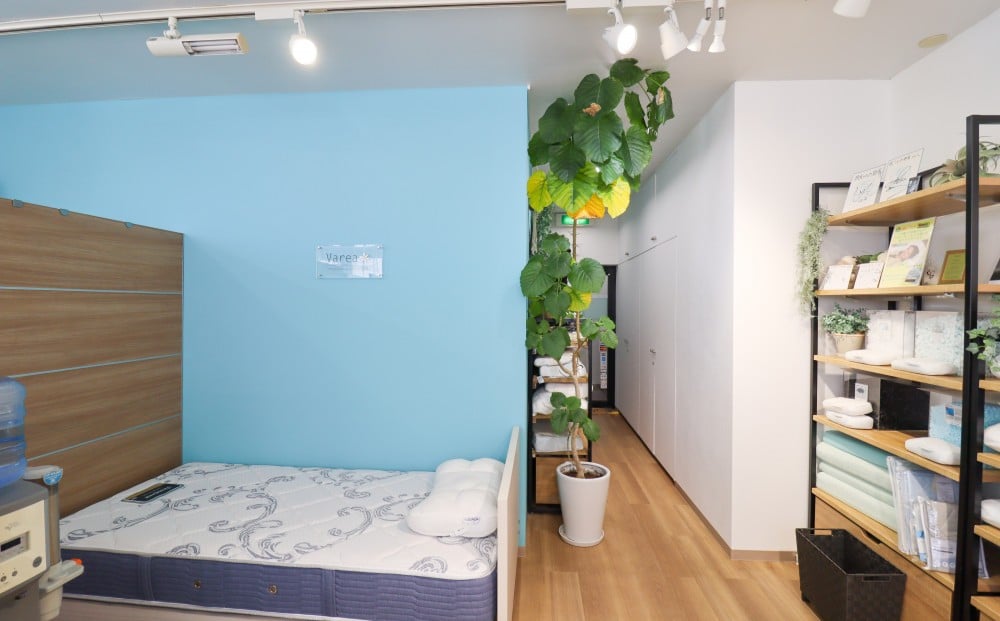 水色を基調とした、タヒチの海辺を連想させる店内の様子