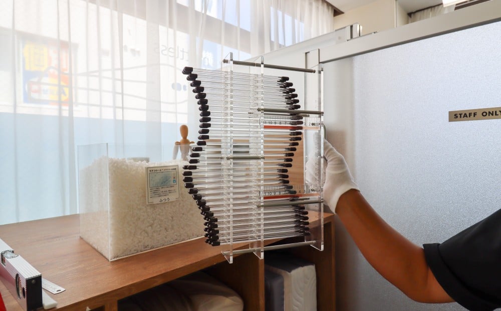 首から後頭部にかけてのカーブを測定するための専用器具