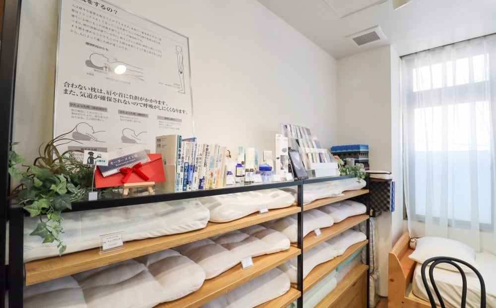 快眠ショップ 眠りのお部屋の店内には眠り心地の良さそうな枕がズラリ！