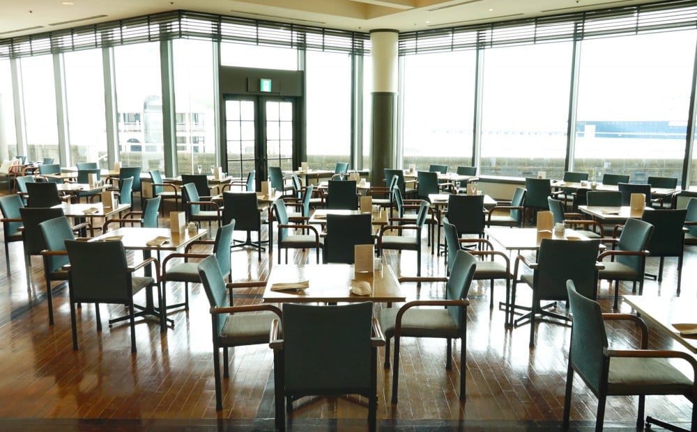 一面総ガラス張りの海辺のダイニング「オーシャンテラス」