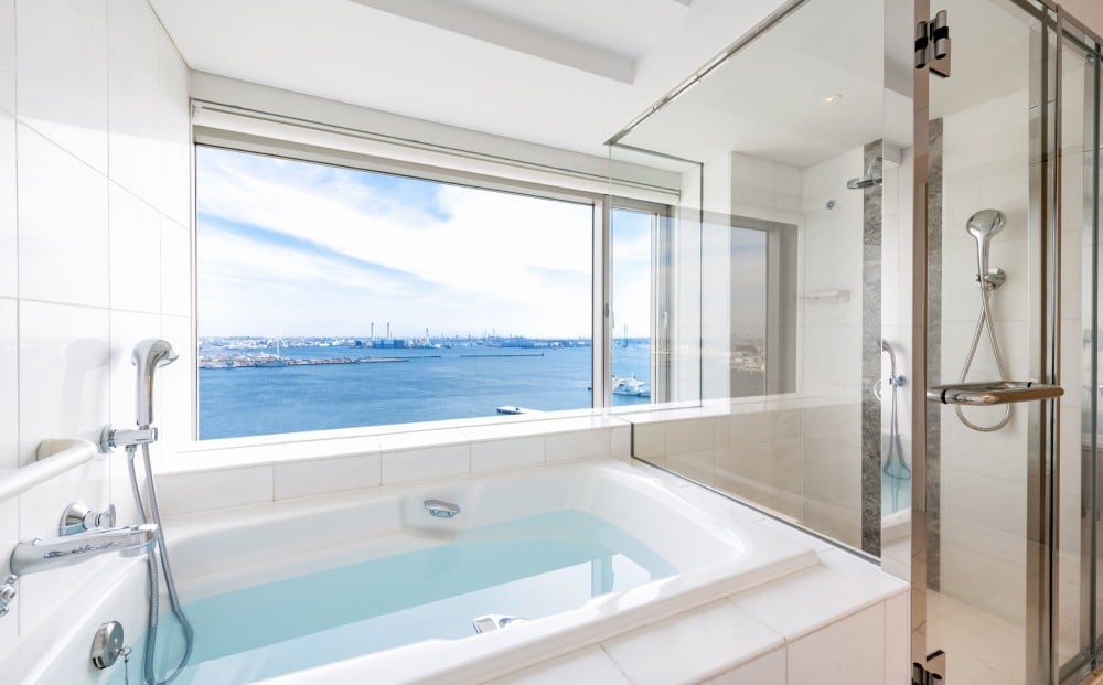 「スイート」のバスルームは横浜の海を望むビューバス