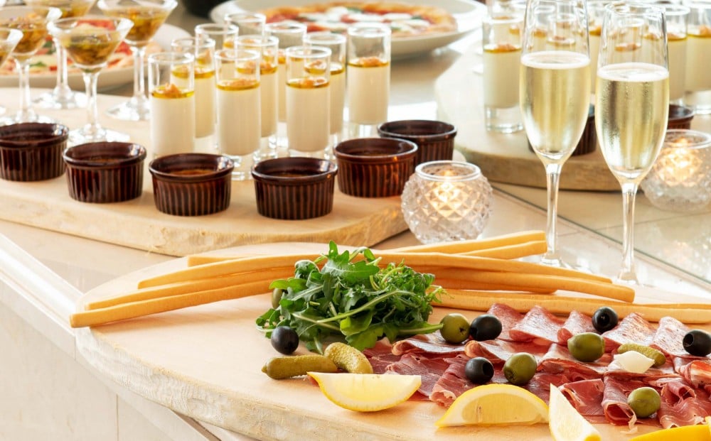 2階の専用ラウンジで楽しめる多彩なフードプレゼンテーション