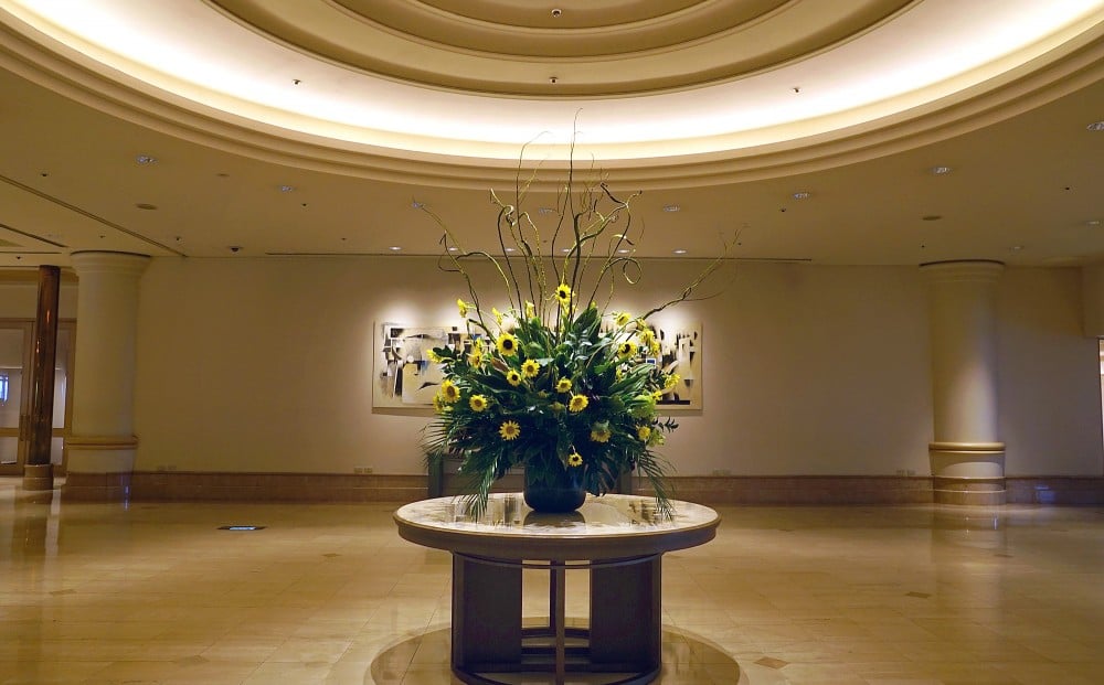 季節を感じさせるロビーのフラワーアレンジメント