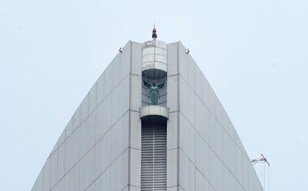 横浜の海を見守る、ホテル最頂部の「みちびき」の像