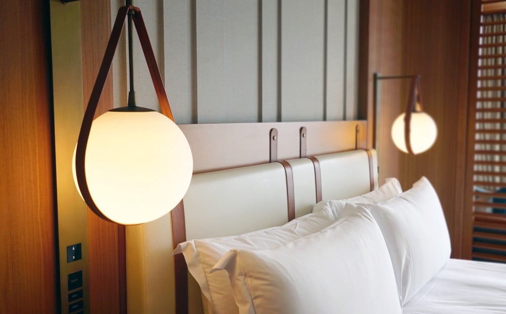 ベッドのフレームやサイドのランプにも船旅を感じます