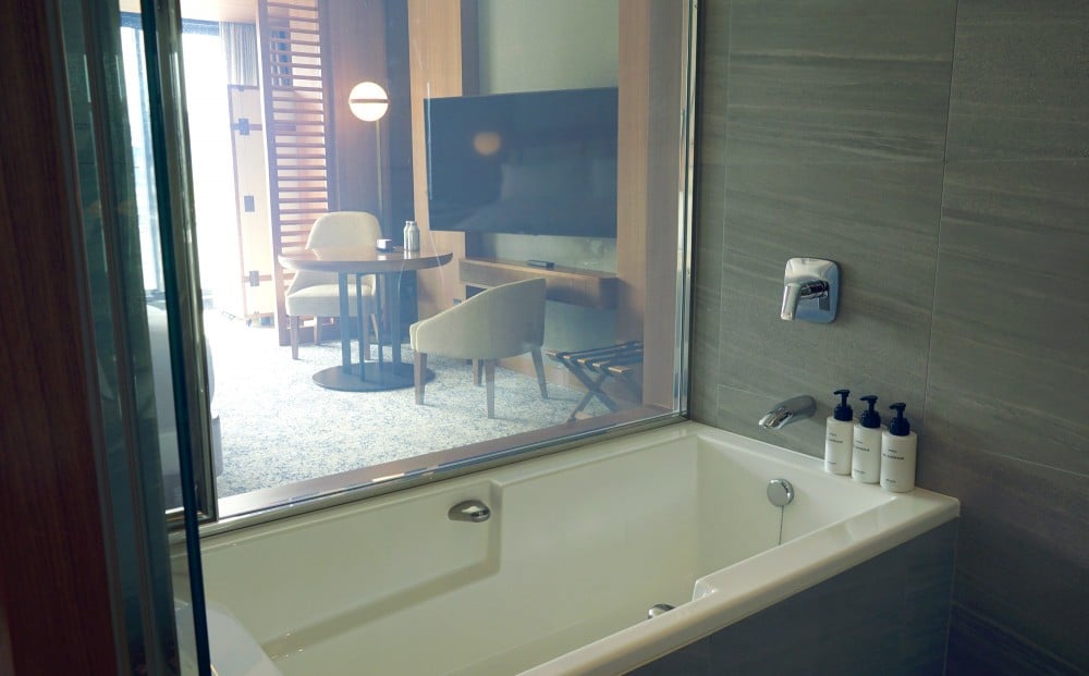 客室や窓からの風景が見えるように中央に設置されたバスルーム