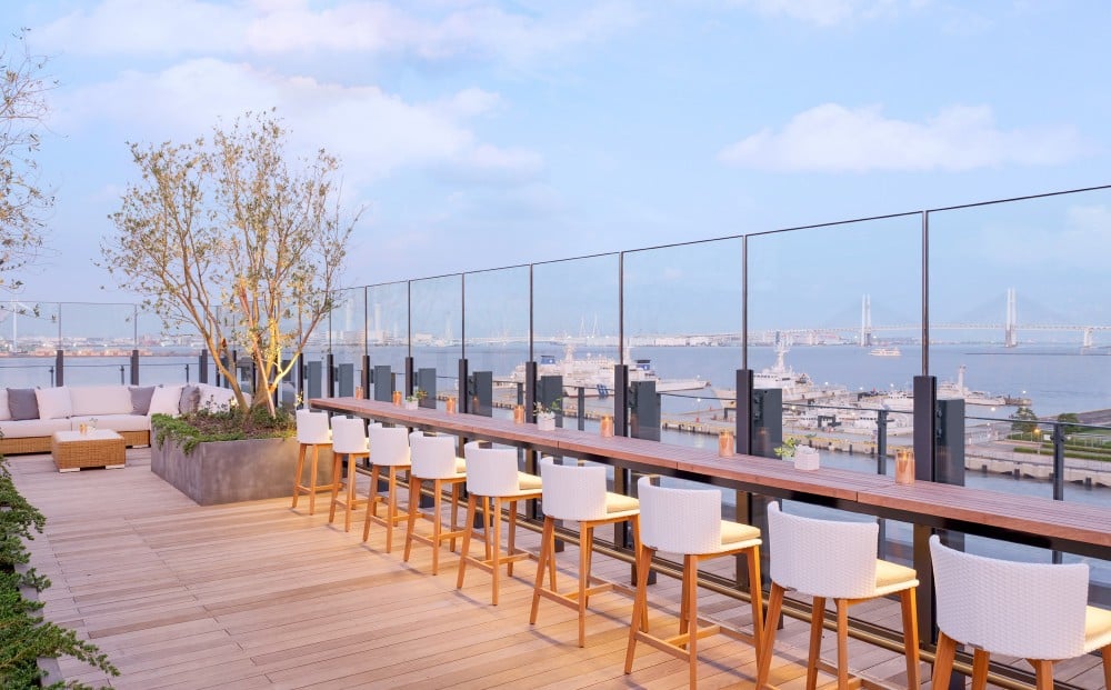 横浜ベイブリッジなど横浜の海を一望する屋上