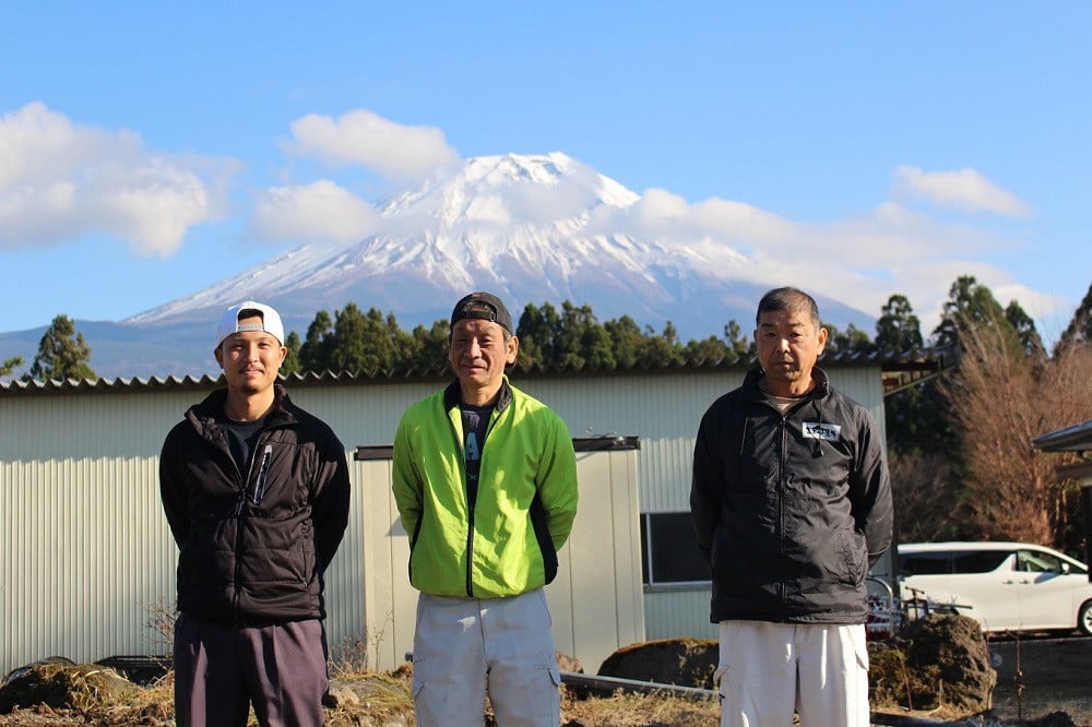 たっぷり愛情を注ぐ生産者のみなさん