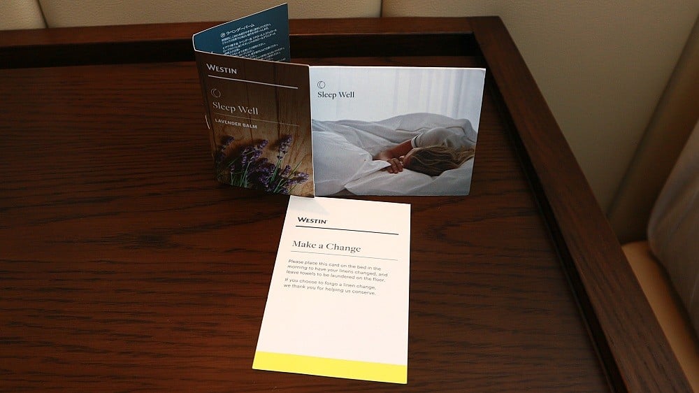 ベッドサイドに置かれたラベンダーバーム