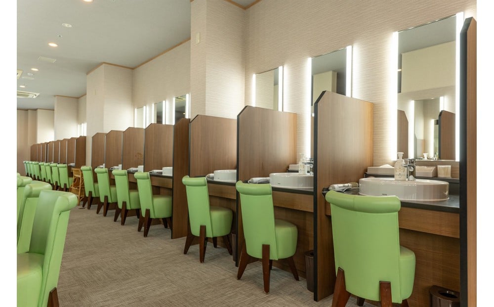 女性用パウダールームには基礎化粧品やドライヤーも完備