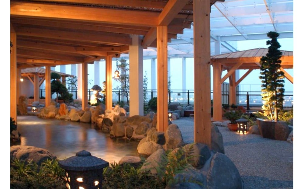 温泉露天風呂の向こうはベイブリッジをのぞむオーシャンビュー