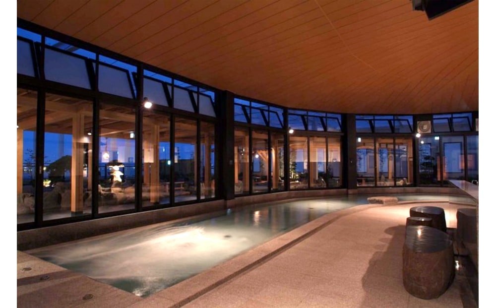 ゆったりくつろげる広々とした内湯の大浴場