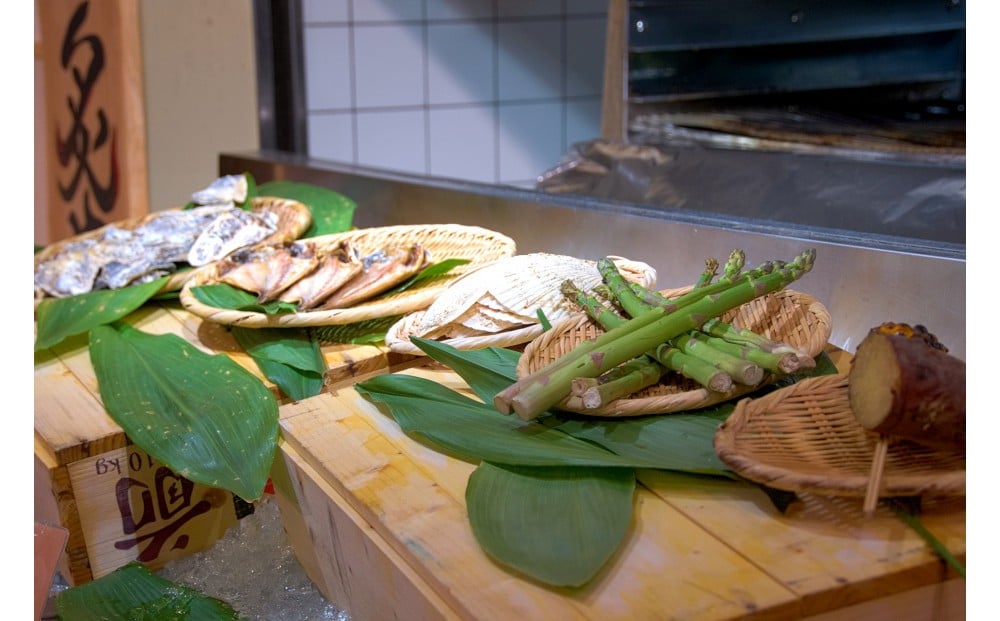 カフェテリアでは一品料理のほか寿司やライブキッチンメニュメニューも