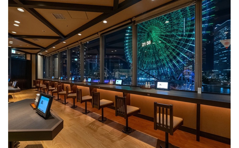 みなとみらいの夜景を目の前に優雅な食事タイム