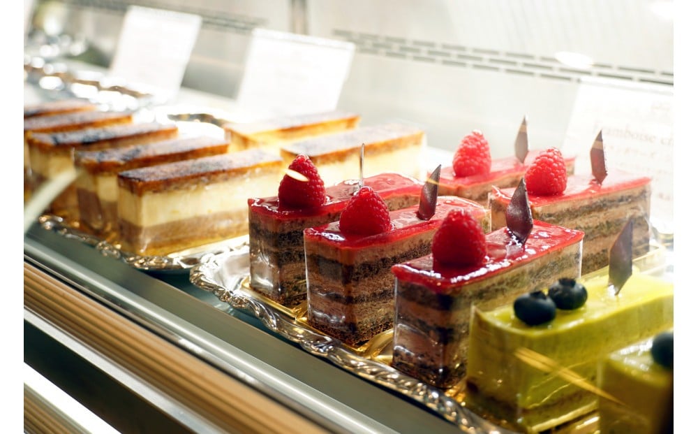 カフェテリアではパティシエによる本格スイーツまで堪能