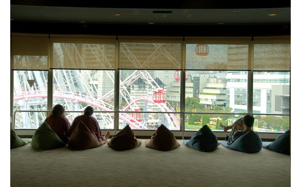 みなとみらいの街並みを眺めながら思い思いのくつろぎ時間を