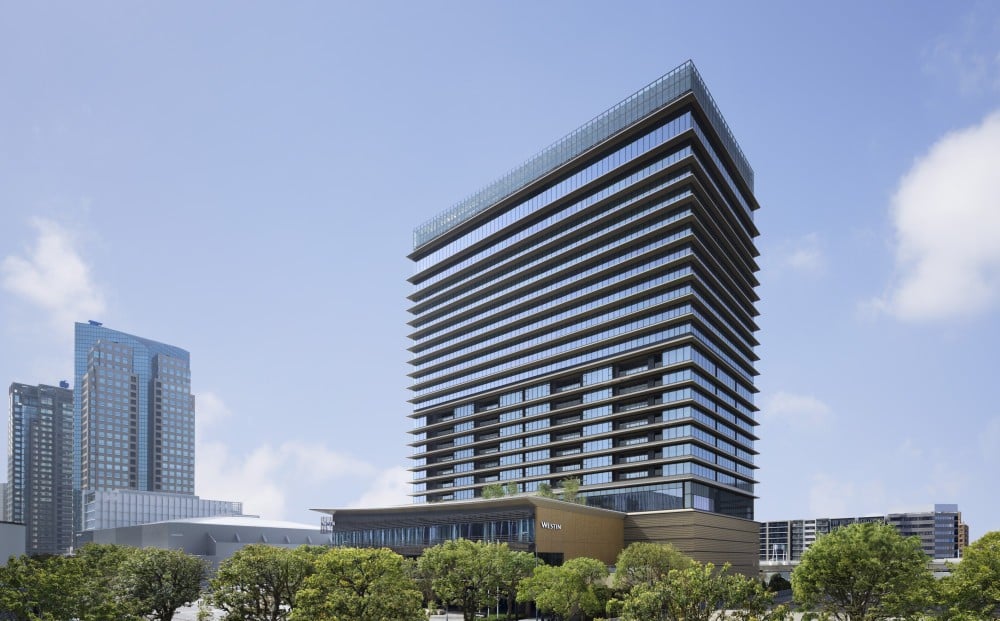 船を模した「ウェスティンホテル横浜」外観