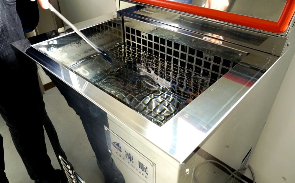 アルコール液に満たされた「凍眠」の冷凍機