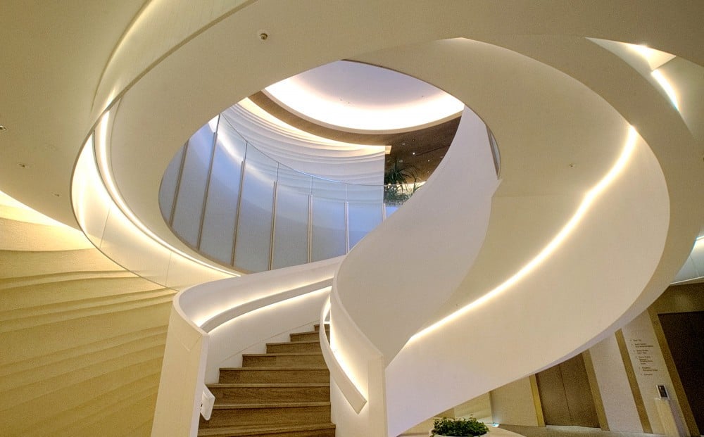 象徴的なホテルエントランスのらせん階段