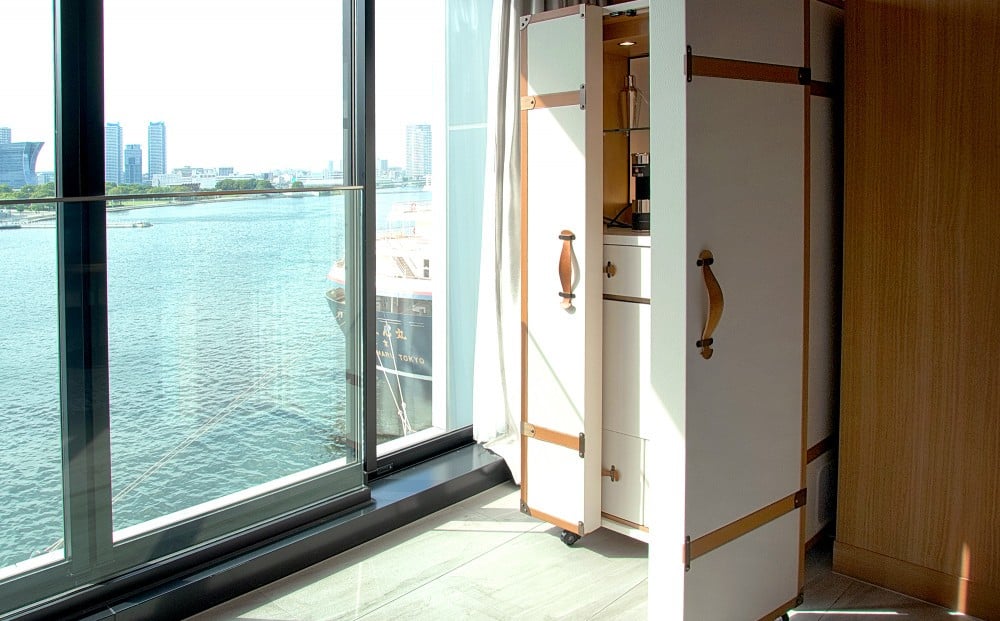 クラシックルームにあるトランクスタイルのプライベートバー