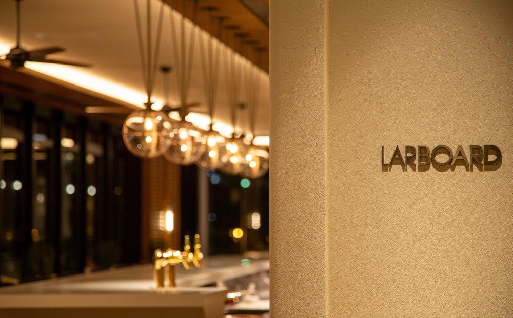 船内をイメージした店内と開放的な窓が映える「Larboard」