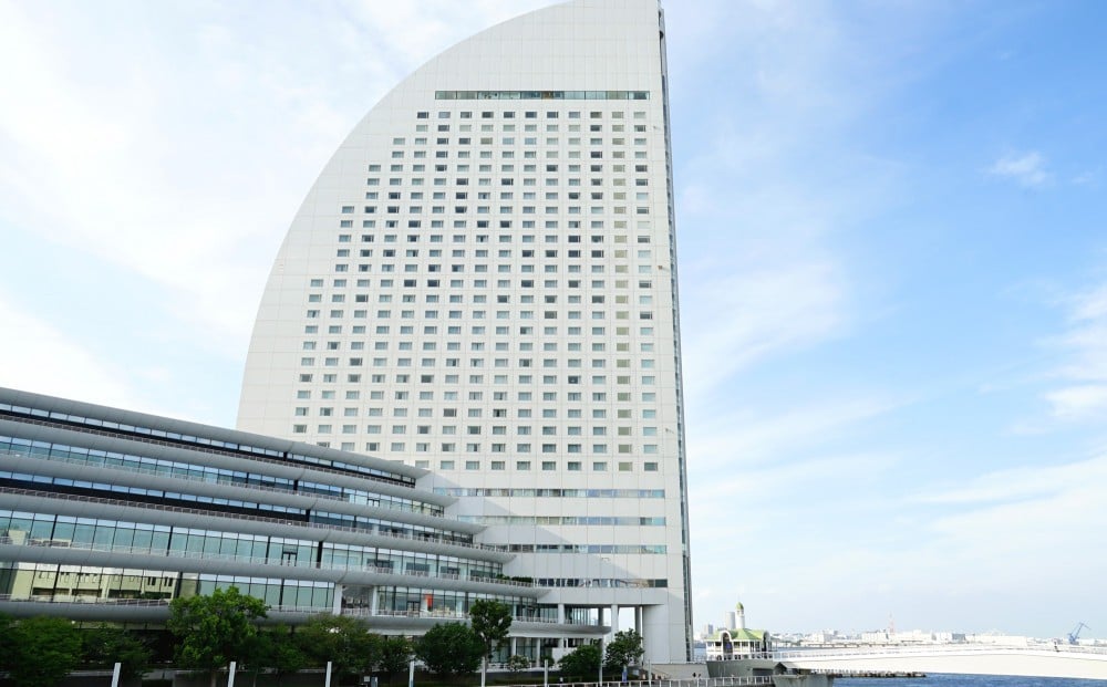 “風をはらんだヨットの白い帆”をイメージしたホテル外観