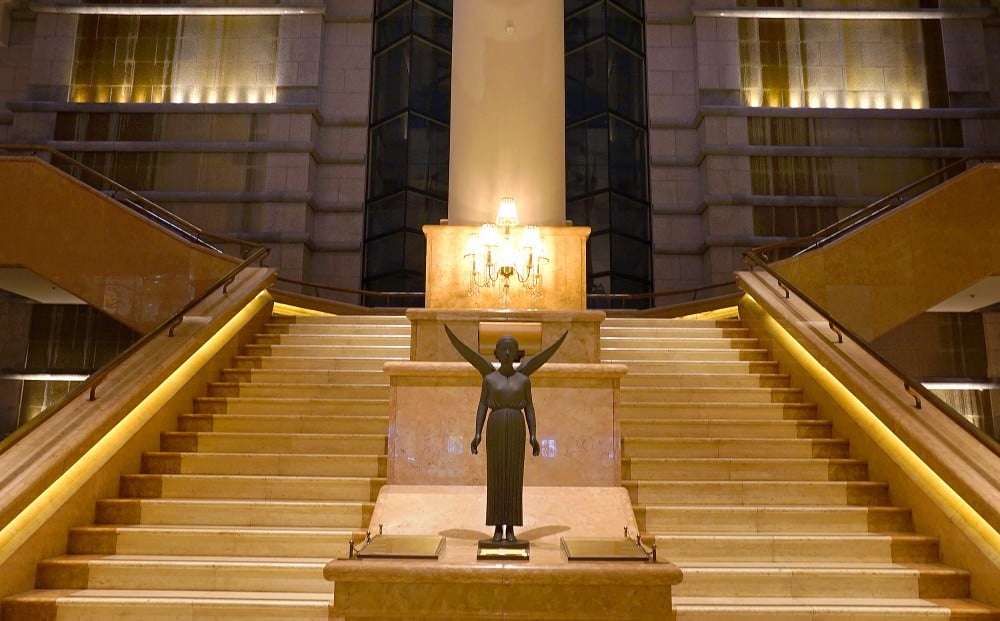 横浜の飛翔、国際平和の祈りを込めた「みちびき」の像の原型