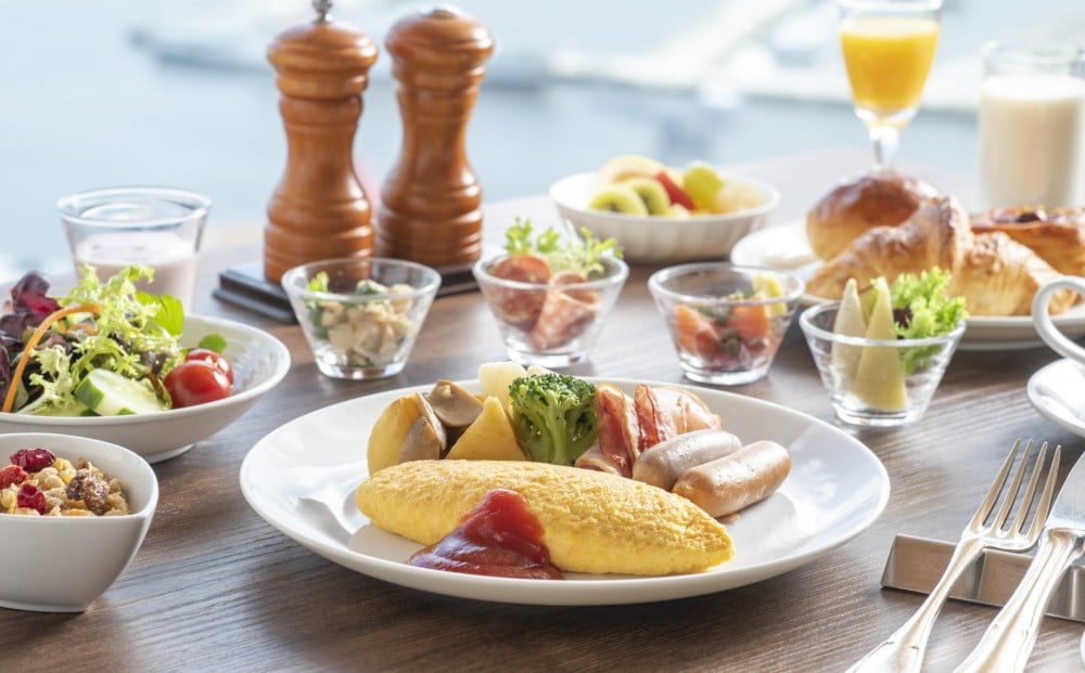 出来立てオムレツや目移りするほどの多彩なメニューが堪能できるブッフェ