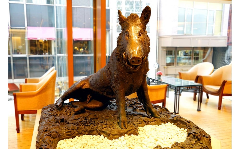 元町本店2階に展示されたイノシシ像「ポルチェリーノ」