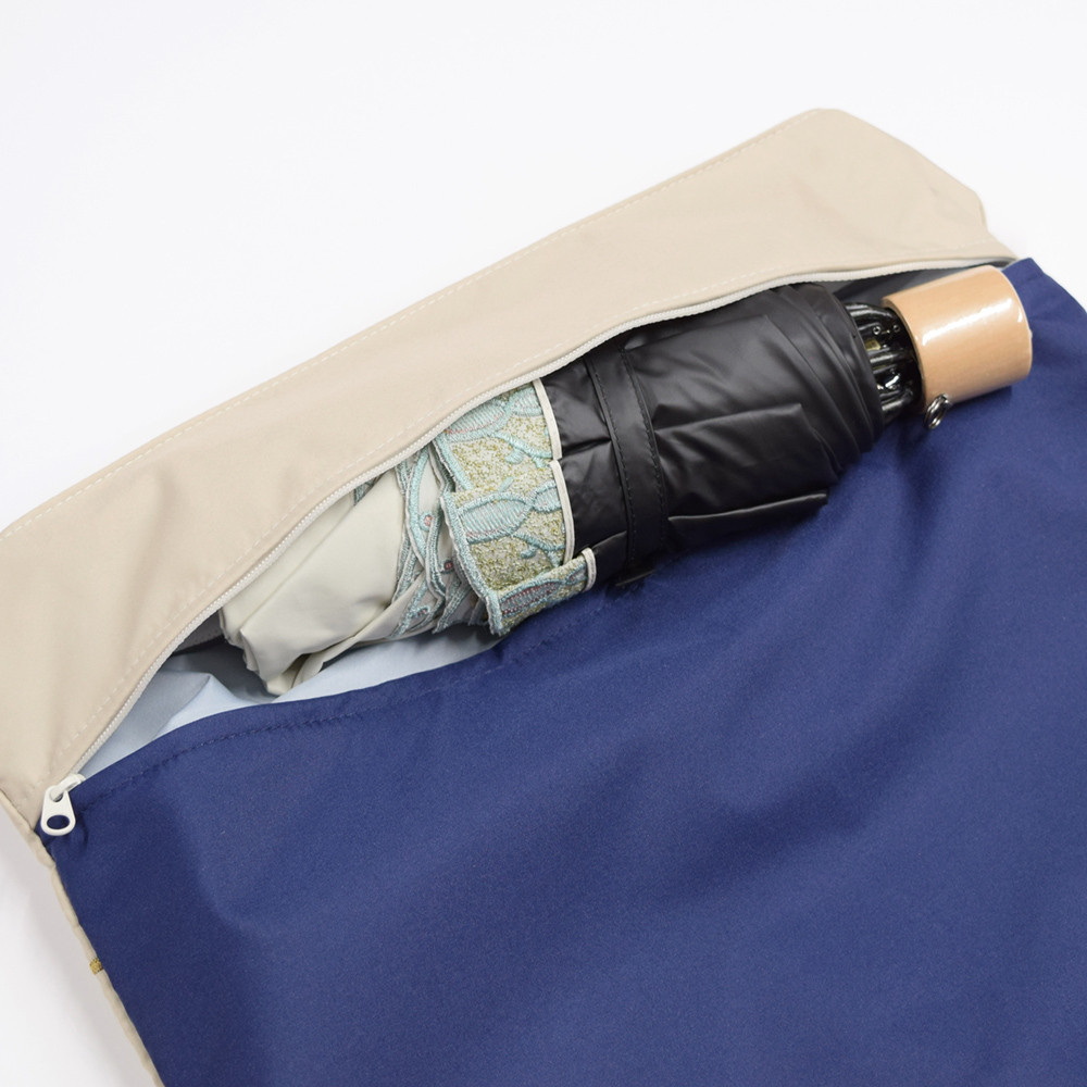 折りたたみ傘が入る傘ポケットも嬉しいポイント