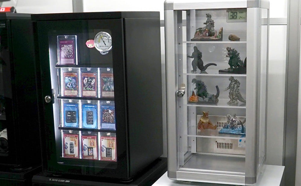 トレーディングカードなどを保管するカード保管庫モデル(画像左)