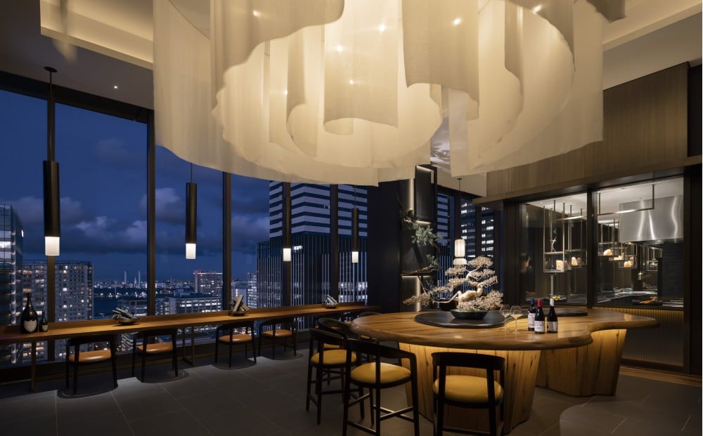 横浜市の花である薔薇を模した照明と「Iron Bay」からみる夜景