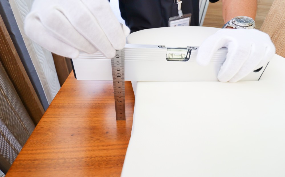 専用の器具を使い、枕の高さが均等になっているかをチェック