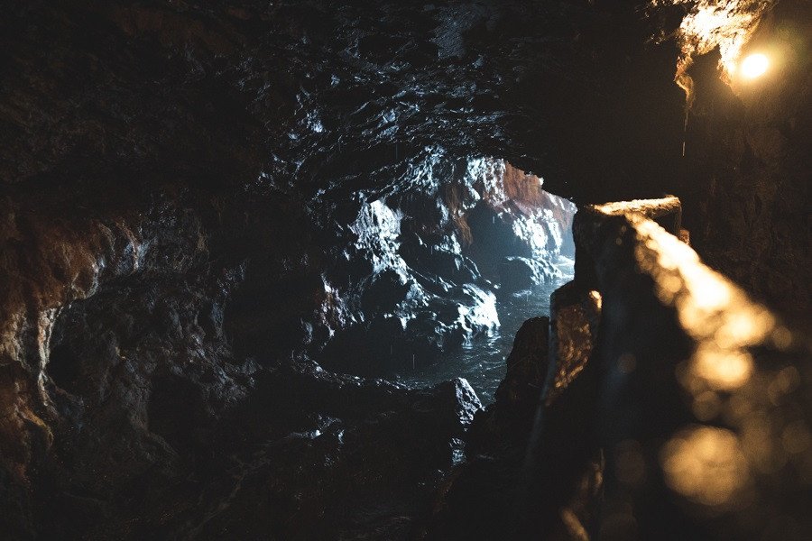 三段壁洞窟内