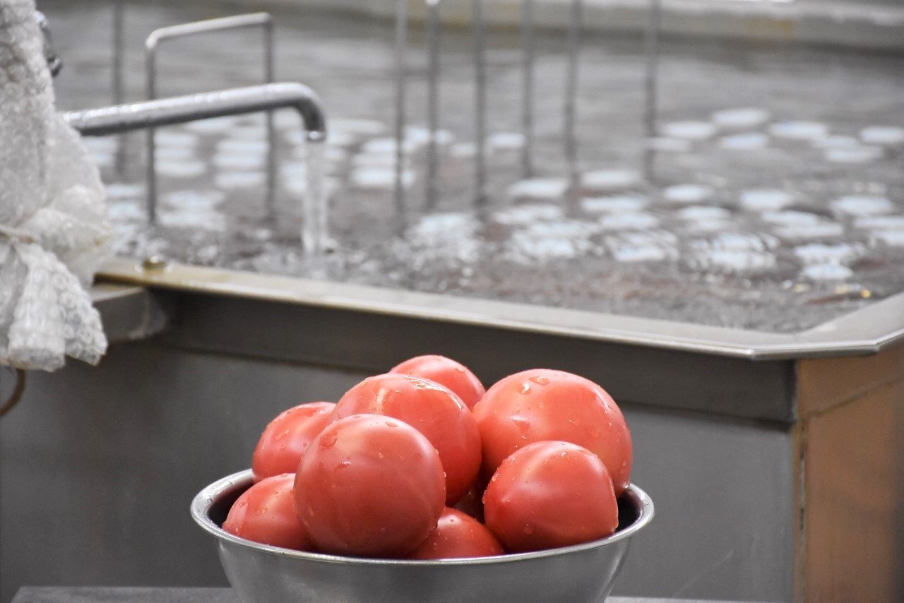 ケチャップ400gを作るのに、約1kgのトマトを使います