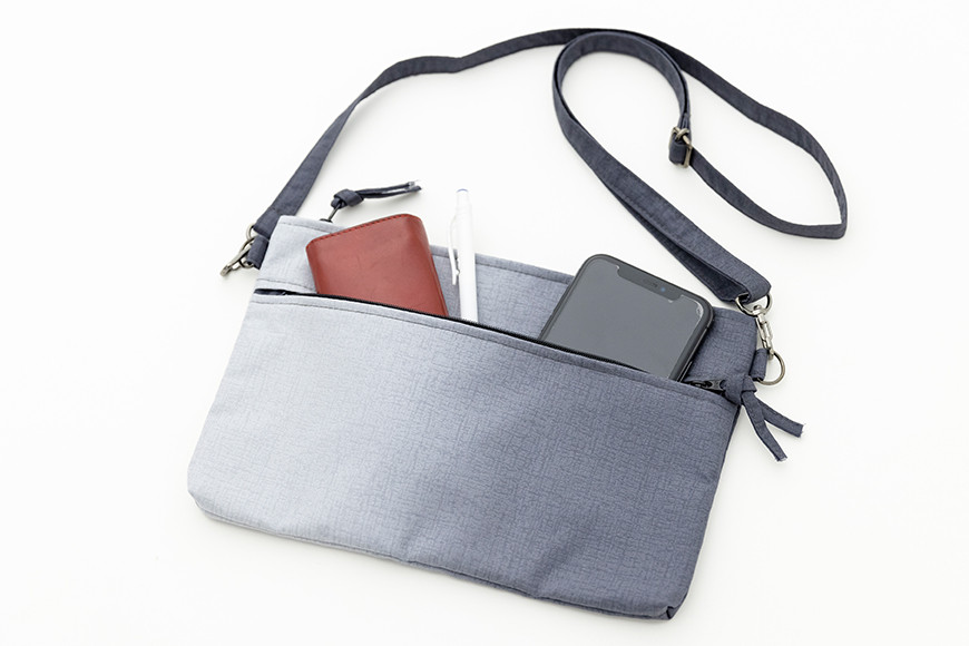 こちらは同デザインの〈ぼかし染め・銀鼠ぼかし〉です。