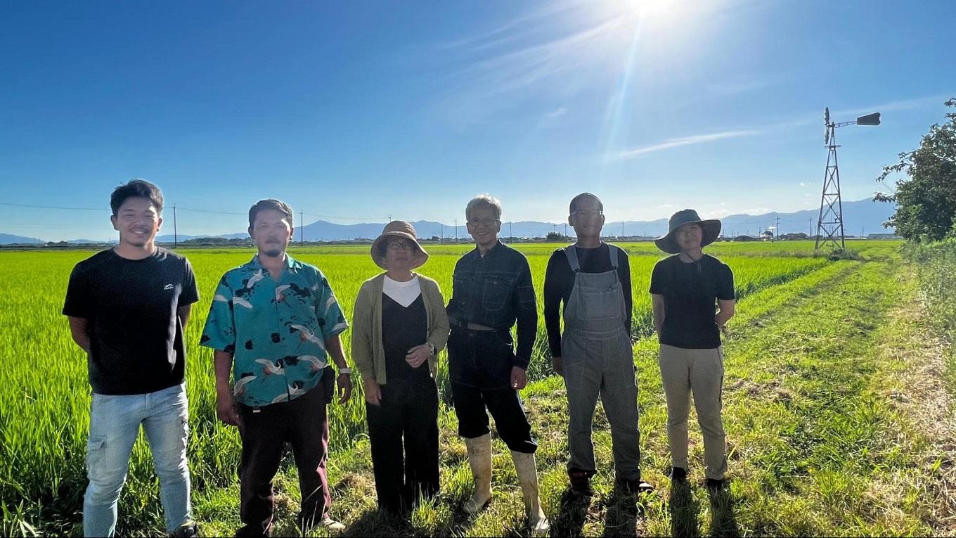 中道さん(中央右)と若手移住者らで米づくりに励む